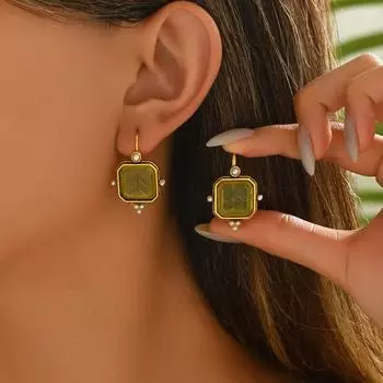 Niche new geometric women s jewelry, versatile high-end inlaid gemstone design stud earrings fashion earrings fashion