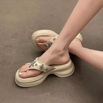 Niche popular European and American summer new fashion rivets flip-flops thick-soled women s slippers casual flat sandals 35 чёрный