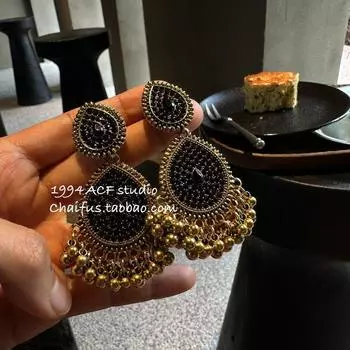 Niche Style Studio Distressed Diamond Tassel Retro Stud Earrings A black pair