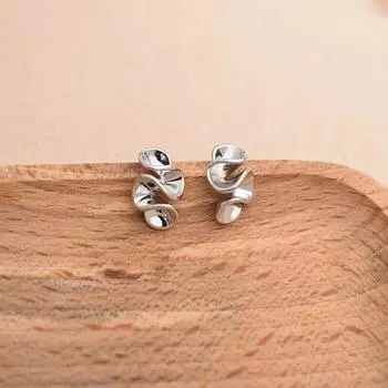 Niche Style Unique Cream Flower Geometric Earrings for Women Accessible Luxury Fancy Elegant Stud Earrings 2025 New Arrival Best Selling Ear Clip Ear clip