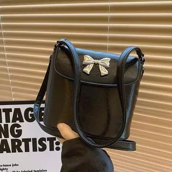 Niche texture fashion underarm small square bag women s 2024 new summer fashion Korean bow shoulder messenger bag темно-коричневого
