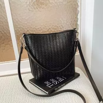 Niche woven pattern bag women s new simple bucket bag casual commuter shoulder messenger bag чёрный
