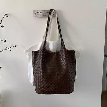 Niche woven pattern hand carrying bucket bag women s new large-capacity commuting shoulder underarm mother and child bag