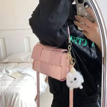 Нишевая дизайнерская сумка для женщин в 2024 году, новая модная и модная тканая сумка через плечо, универсальная и популярная в прямых трансляциях.