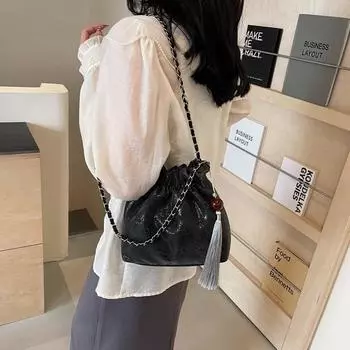 Нишевая дизайнерская сумка-плиссировка на весну и лето в стиле ретро, универсальная ручная сумка-ведро, универсальная модная сумка-мессенджер через плечо с цепочкой чёрный