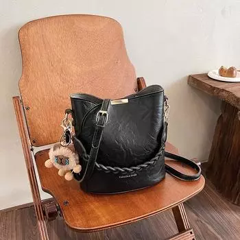 Нишевая дизайнерская сумка-ведро с плетеным дизайном, сумка-мессенджер 2024 года, новая модель этого года, популярная универсальная фактурная маленькая сумка 21*12*21 коричневый