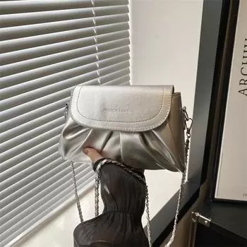 Нишевая красивая маленькая квадратная сумка в иностранном стиле для женщин 2024 года, новая популярная модная повседневная индивидуальная однотонная сумка-мессенджер через плечо чёрный