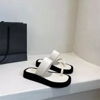 Нишевая повседневная обувь на толстой подошве для женщин 2025 года, верхняя одежда, усовершенствованные нескользящие сандалии с плоской подошвой и эффектом маффина 35