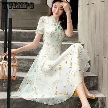 Нишевое обтягивающее платье с короткими рукавами и принтом. Милое платье из искусственного ледяного шелка с небольшим цветочным принтом и галстуком-бабочкой. Узкие платья с пышными рукавами и поясом. M белый