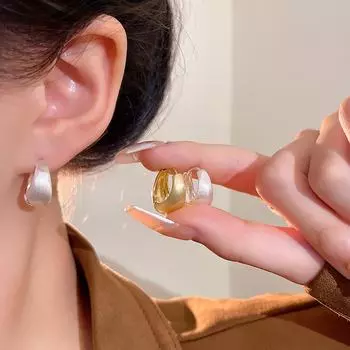 Нишевые матовые ушные клипсы: Универсальные, высококачественные серьги-гвоздики U-образной формы A1970