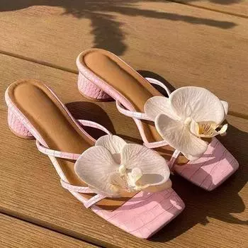 Нишевые шлепанцы с цветком женские 2025 весна и лето новые толстый каблук квадратный носок открытый носок удобные в носке высокий каблук крутые шлепанцы 35 розовый