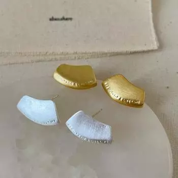 Нишевые высококачественные матовые металлические серьги, женская уникальная индивидуальность, изысканная мода, для поездок на работу, универсальные серьги