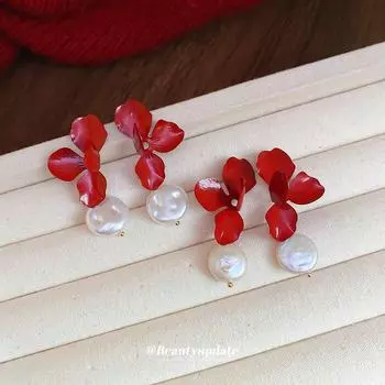 «Нишевые высококачественные серебряные серьги-иглы с красным цветочным жемчугом – модная универсальная роскошь»