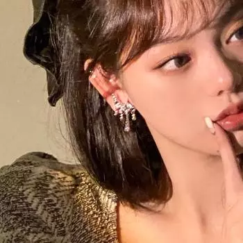 Нишевый дизайн Ins Прохладный стиль Персонализированные серьги из сжиженного драгоценного камня Металлические квадратные серьги с цирконом Женский тренд