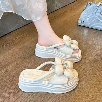 Нишевый дизайн, однотонные нескользящие туфли 2024 года, летние тапочки с круглым носком и юбкой, верхняя одежда, цветочное украшение, классные тапочки 35