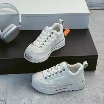 Нишевый дизайн осенью 2024 года новые маленькие белые туфли женские толстые подошвы увеличивают рост повседневные туфли для досок универсальные спортивные одиночные туфли прилив 35 белый