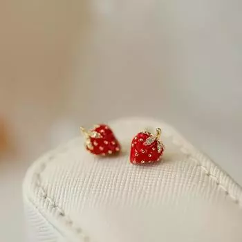 Нишевый стиль Красные миниатюрные серьги-пусеты в виде клубничек Нежные весенние женские Gold