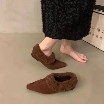 Низкие женские туфли с закрытым носком, плюшевые тапочки для женщин, шлепанцы, новинка 2025 года, модные роскошные мокасины из флокового меха, повседневная обувь с острым носком из резины 35 чёрный