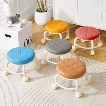 Низкий табурет на роликах с вращающимися на 360 градусов колесами, сиденье из искусственной кожи с подушкой на роликах и металлическими ножками, прочный вращающийся табурет для сидения красный