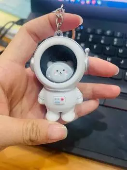 Ночной светильник, брелок для ключей в виде астронавта, креативный светящийся брелок для ключей в виде медведя, небольшой подарок One Size серебряный