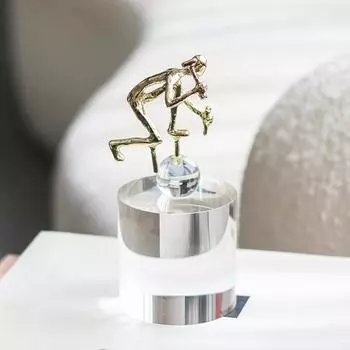 Nordic Light Luxury Golden Man Креативные резные каменные фигурки, украшения, современная простая модель, номер отеля, геометрические кристаллы, ювелирные изделия Crystal cylinder + gold figure M1002666