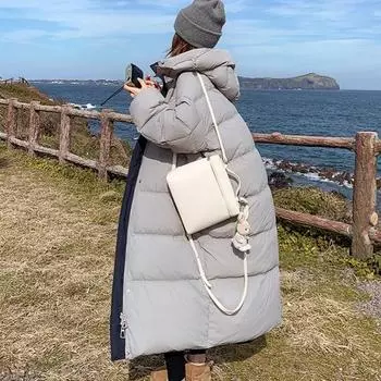 Носите контрастную по цвету теплую куртку с обеих сторон зимой 2024 года — новый стиль колледжа с шапкой и длинным пуховиком для женщин. S