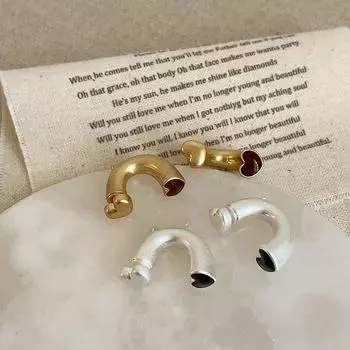 Носите серьги-гвоздики Love C-образной формы из металла спереди и сзади, женские нишевые дизайнерские ощущения - уникальные, изысканные и элегантные, универсальные серьги