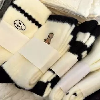 Носки женские осенние и зимние, средняя зима, мультфильм, средняя труба, бархатные, теплые, утолщенные, носки со щенками, носки-тапочки, милые, жаккардовые One Size белый