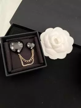 НОВИНКА IN2023 Элегантная и изысканная брошь с четырьмя изогнутыми натуральными черными цепочками и двойной цепочкой Love