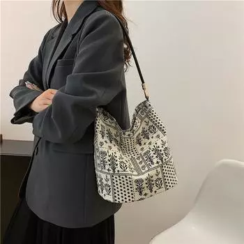 Новая большая вместительная модная сумка-тоут из цветочной ткани Niche Ins Style Design Sense Trendy Versatile Bag