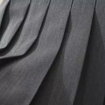 Новая черно-серая юбка A20 с небольшой плиссе — облегающая, защищает от воздействия солнечных лучей, идеально подходит для весенне-осеннего сезона в колледже. M серый