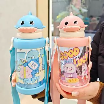 Новая детская чашка «Милая маленькая акула», переносная пластиковая чашка с трубочкой, привлекательный внешний вид, горизонтальный ремешок с откидной крышкой 650ml