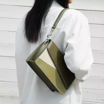 Новая геометрическая цветная квадратная сумка небольшого размера для 2025 года, простая сумка для поездок на работу, контрастного цвета, из коровьей кожи, на одно плечо, универсальная сумка через подмышку 23x8x15cm зелёный