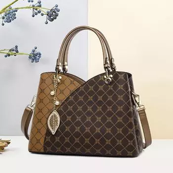 Новая летняя сумка для мамы среднего возраста. Практичная женская сумка через плечо большой вместимости с изысканной подвеской. Классическая современная большая сумка для подарка на День матери.