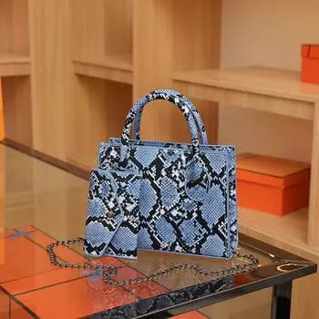 Новая маленькая квадратная сумка с рисунком змеи, женская, осенний дизайн 2024 года, простая сумка в иностранном стиле на одно плечо с косым креплением розовый