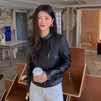 Новая мода ранней весной для красивых женщин ездить на мотоциклах. Легкая, узкая и элегантная женская кожаная куртка с воротником-стойкой. S