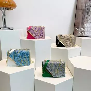 Новая модная женская летняя простая сумка подмышкой Популярная в этом году сумка с контрастным цветным дизайном Красивая маленькая квадратная сумка на одно плечо