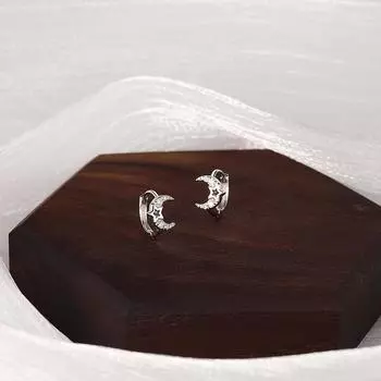 Новая полая звезда и луна ушная пуговица для женского нишевого дизайна без снятия ежедневных украшений для ушей студентов