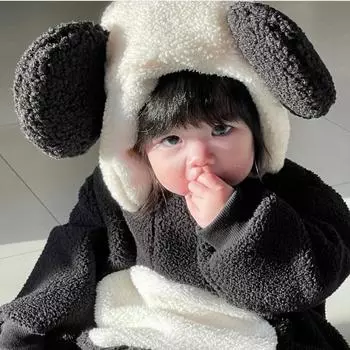 Новая связанная вручную симпатичная детская шапка цвета кремового мороженого