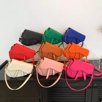 Новая текстура в иностранном стиле 2024 года, популярная новая тенденция, контрастный цвет, корейская версия, переносная сумка-мессенджер на одно плечо чёрный