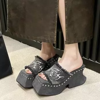 Новая женская джинсовая обувь на платформе в готическом стиле с бабочкой и металлическим дизайном, модные летние сандалии без шнуровки с заклепками в стиле панк 36 чёрный