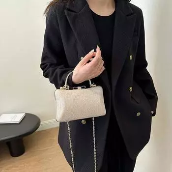 Новая женская модная универсальная маленькая ароматная простая текстура атмосферная цепочка на плечо через плечо портативная маленькая квадратная сумка 0 чёрный