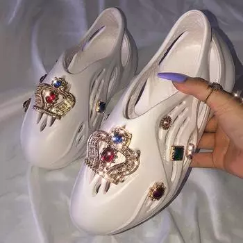 Новая женская обувь размера плюс, обувь в форме пещеры с ромбовидным вырезом, дизайн, обувь в форме пещеры с короной и бриллиантами, женские сандалии 36 белый