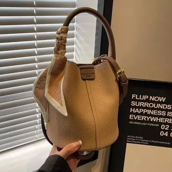 Новая женская сумка 2024 года, новая популярная интернет-знаменитость, осень и зима, ретро-нишевая сумка-мессенджер, универсальная портативная сумка-ведро чёрный