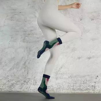 Новинка 2023 года Носки для йоги Нескользящие Профессиональные Женские Носки с пальцами Носки для пилатеса Гольфы для йоги Спортивные носки Гольфы Garden pink Green