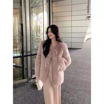 Новинка 2023 года, осенне-зимнее пальто с мехом, женская круглая горловина, жемчужная пряжка, обычный стиль, корейская дорожная одежда высокого класса, модная женская одежда S розовый