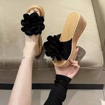 Новинка 2024 года, классные тапочки для женщин, большие размеры, модные, с утолщенным нижним наклонным каблуком, цветочные классные тапочки 35
