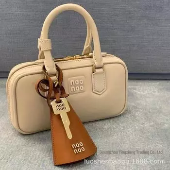 «Новинка 2024 года, осень/зима, подвеска-ключ из телячьей кожи с полым резным украшением в виде сумки» Suede Brown