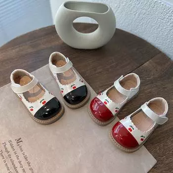 Новинка 2024 года, симпатичные, подходящие по цвету, мягкие, глянцевые, повседневные туфли для девочек, вышитая вишня, мелкая застежка на липучке, детская модная кожаная обувь из искусственной кожи 22 чёрный