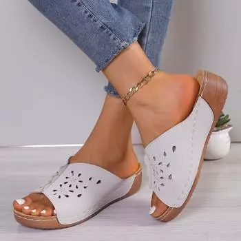 Новинка 2024 года, тапочки на наклонном каблуке, полые однотонные женские тапочки на толстой подошве, повседневные и легкие большие женские тапочки 36 белый